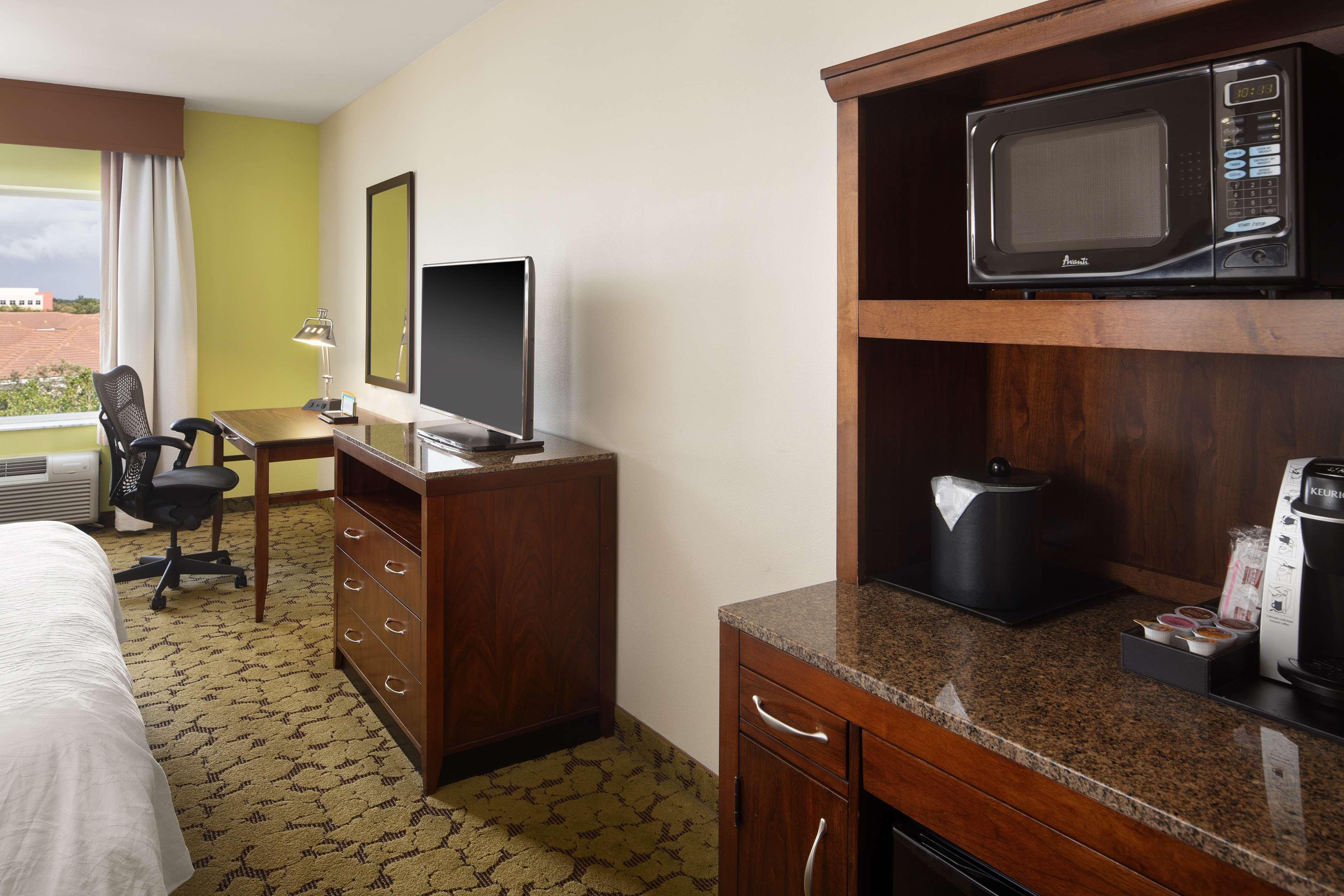 Hilton Garden Inn Boca Raton Bagian luar foto